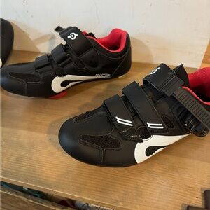 Peloton bike shoes, like new, worn twice. Women’s size 8 US, 39 EU.